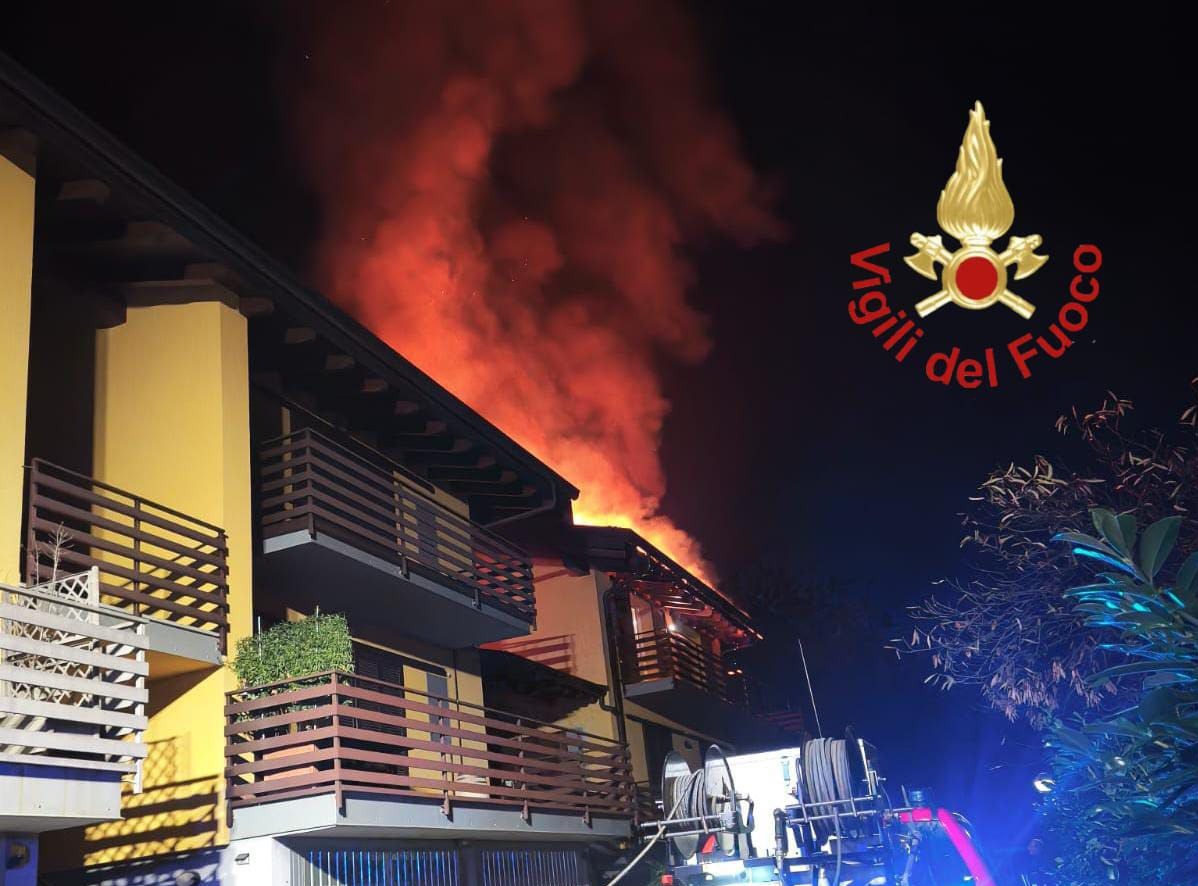 Bellagio, incendio tetto e mansarda a Civenna: intervento dei Vigili del Fuoco nella notte
