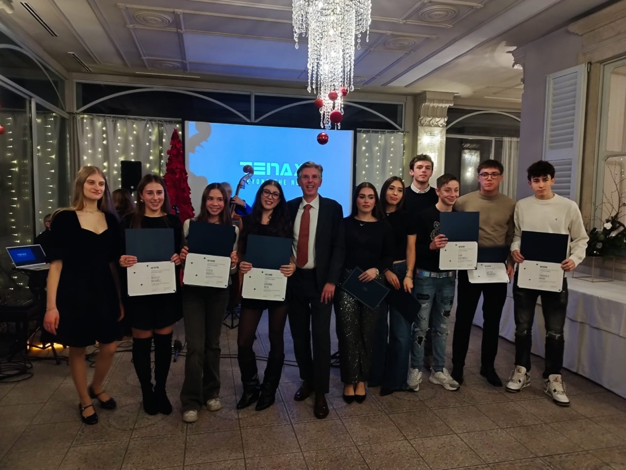 Tenax festeggia il Natale a Valmadrera e presenta il logo per i 60 anni