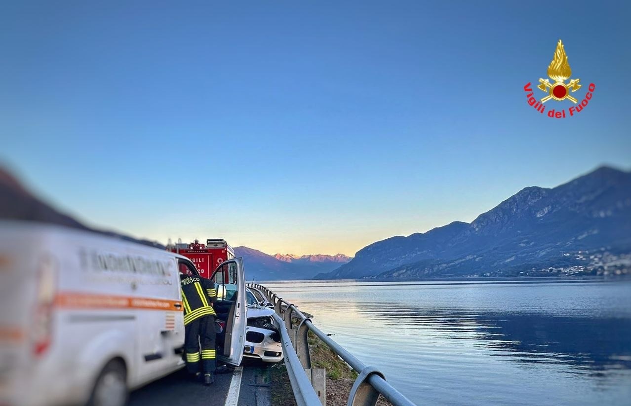 Oliveto: schianto tra tre auto sulla Lecco Bellagio, due feriti