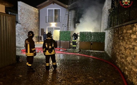 Fiamme e fumo in via Bezzecca: una persona intossicata trasportata in ospedale