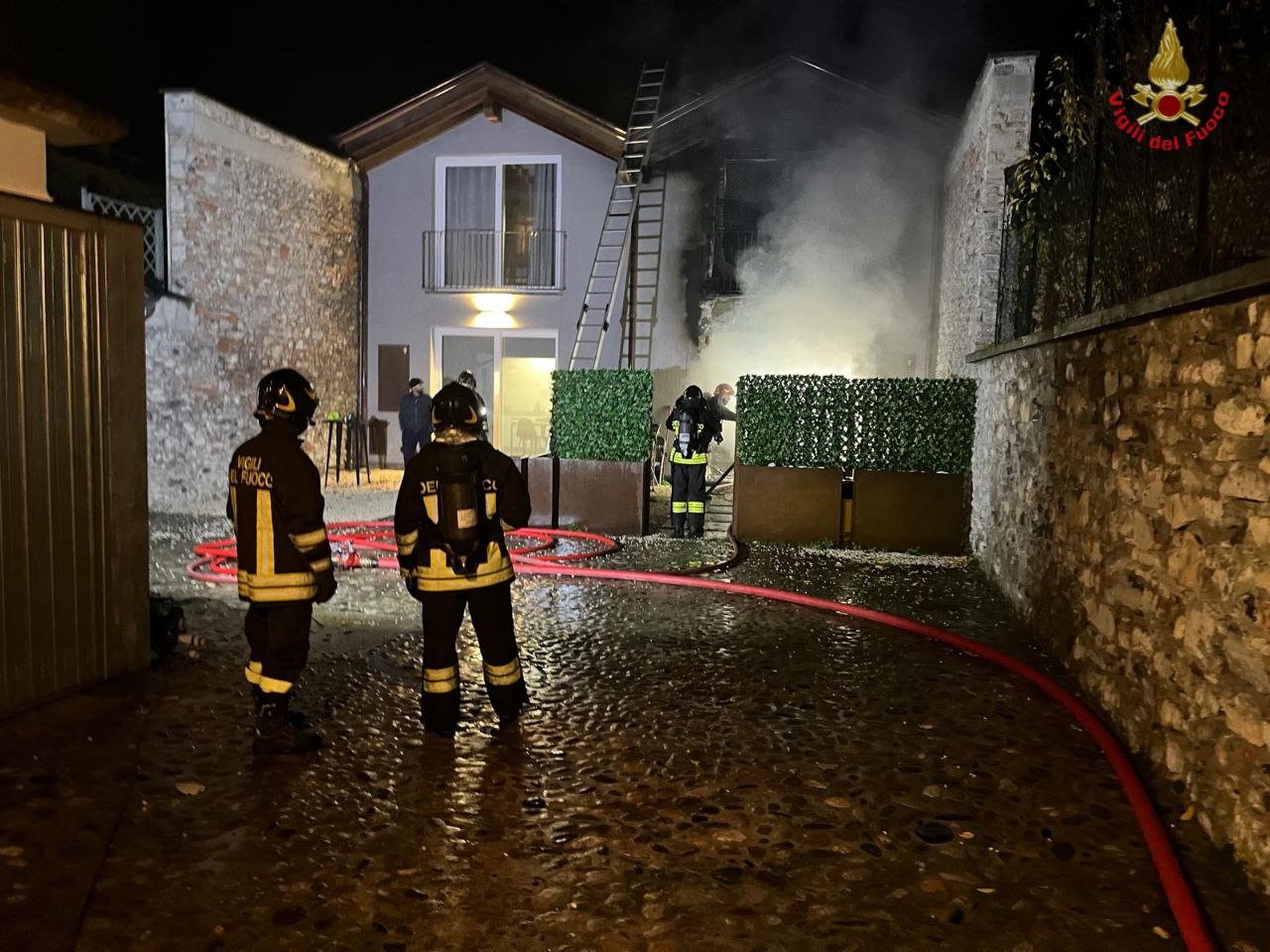 Fiamme e fumo in via Bezzecca: una persona intossicata trasportata in ospedale