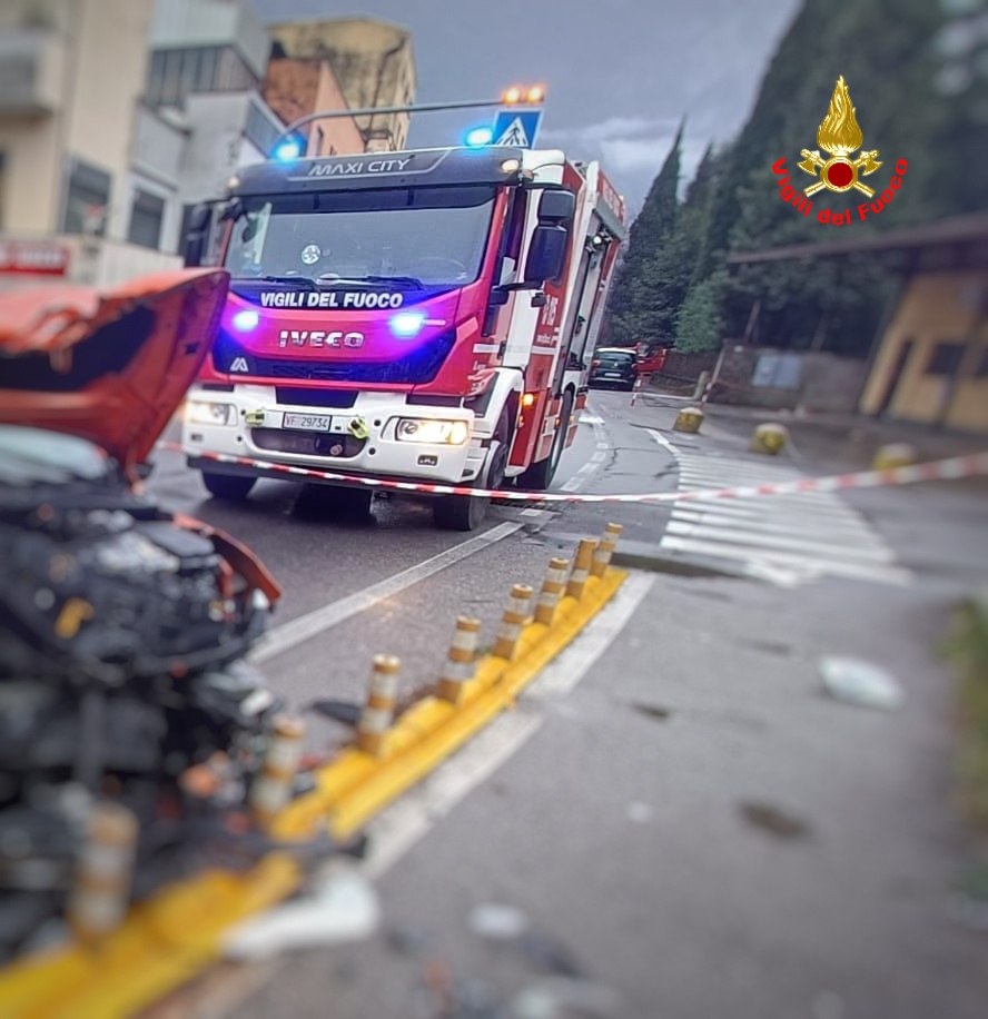 Schianto  ad Abbadia: due feriti e traffico in tilt