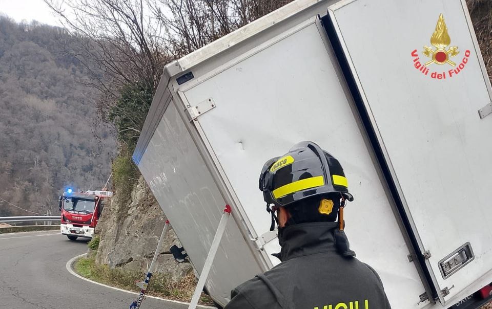 Veicolo a rischio ribaltamento a Torre de’ Busi: intervento dei Vigili del Fuoco
