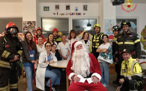 Natale in Pediatria e TIN: i Vigili del Fuoco di Lecco portano doni e auguri