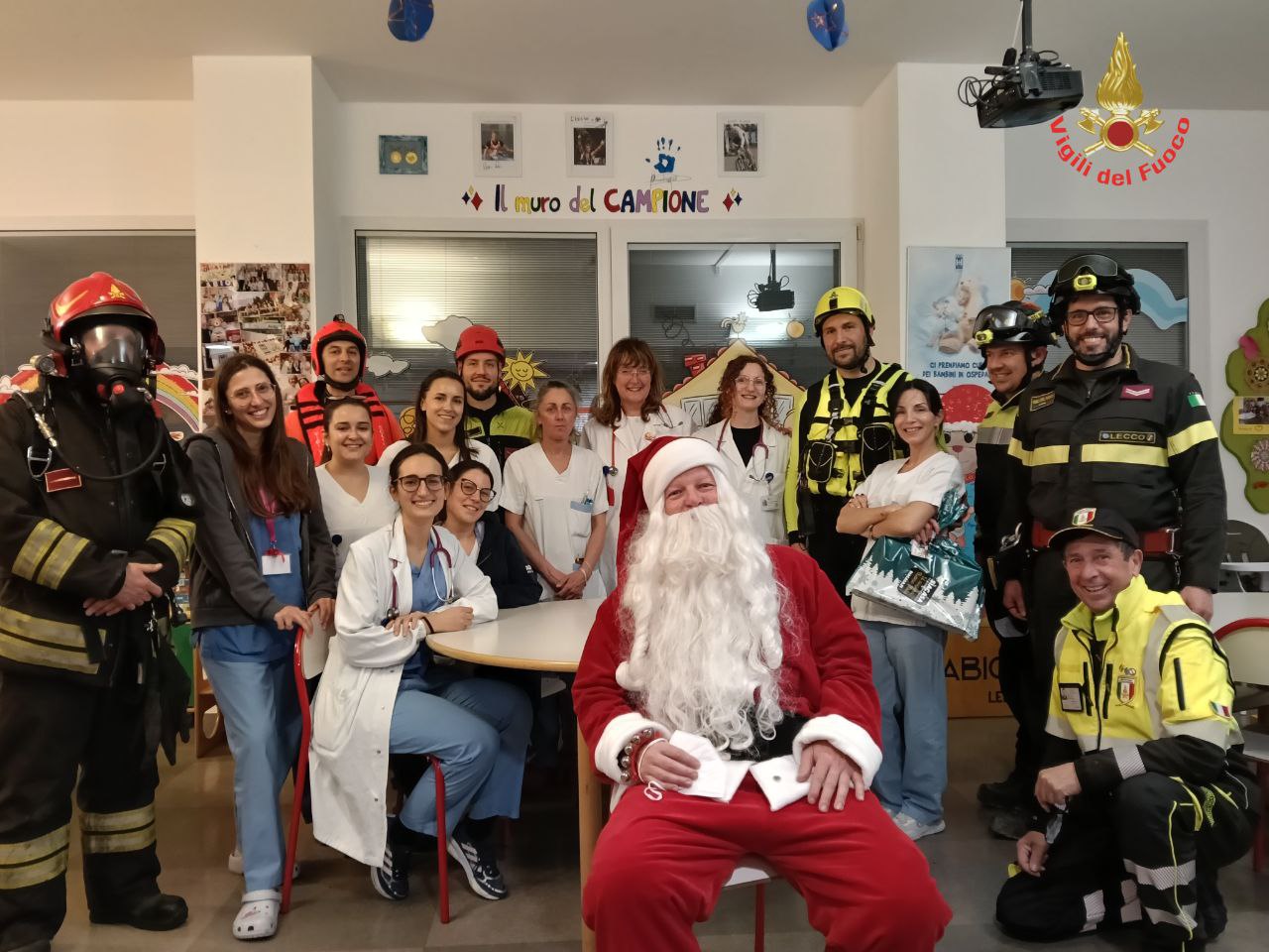 Natale in Pediatria e TIN: i Vigili del Fuoco di Lecco portano doni e auguri