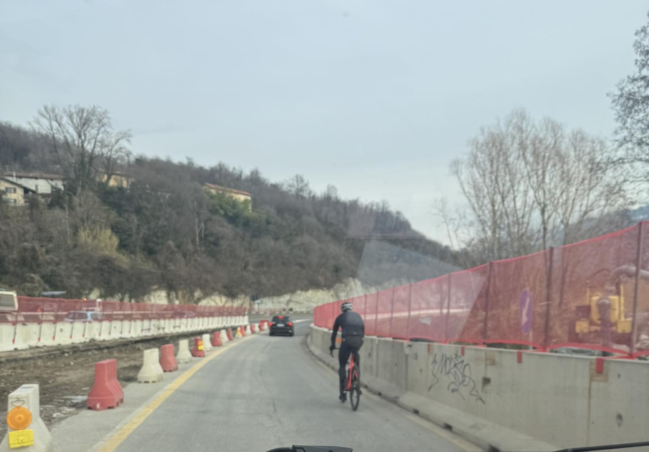 Natale sulla Statale 36: ciclista in superstrada e il “bestiario” si arricchisce