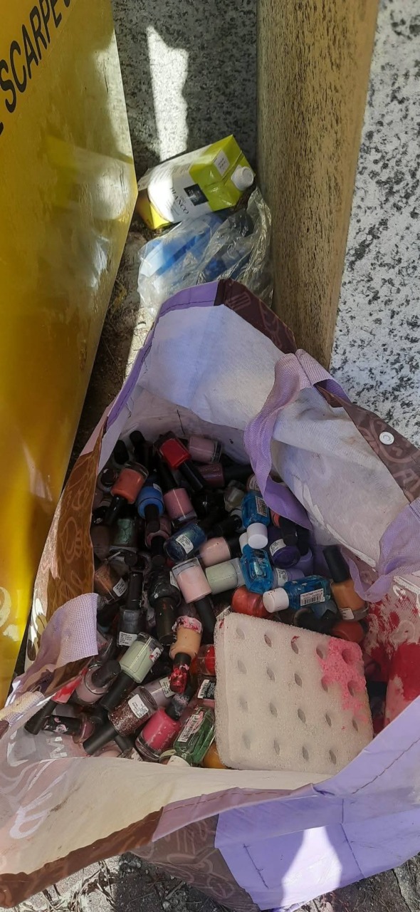 Plastic Free denuncia l’abbandono di smalti in strada