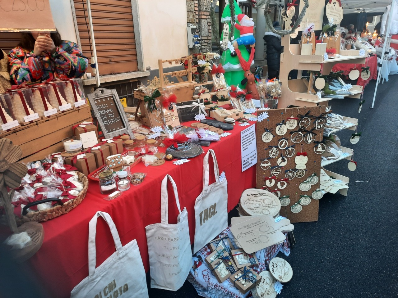 Mangiafuoco, baghèt e mercatini: a Cazzano Sant’Andrea si accende il Natale