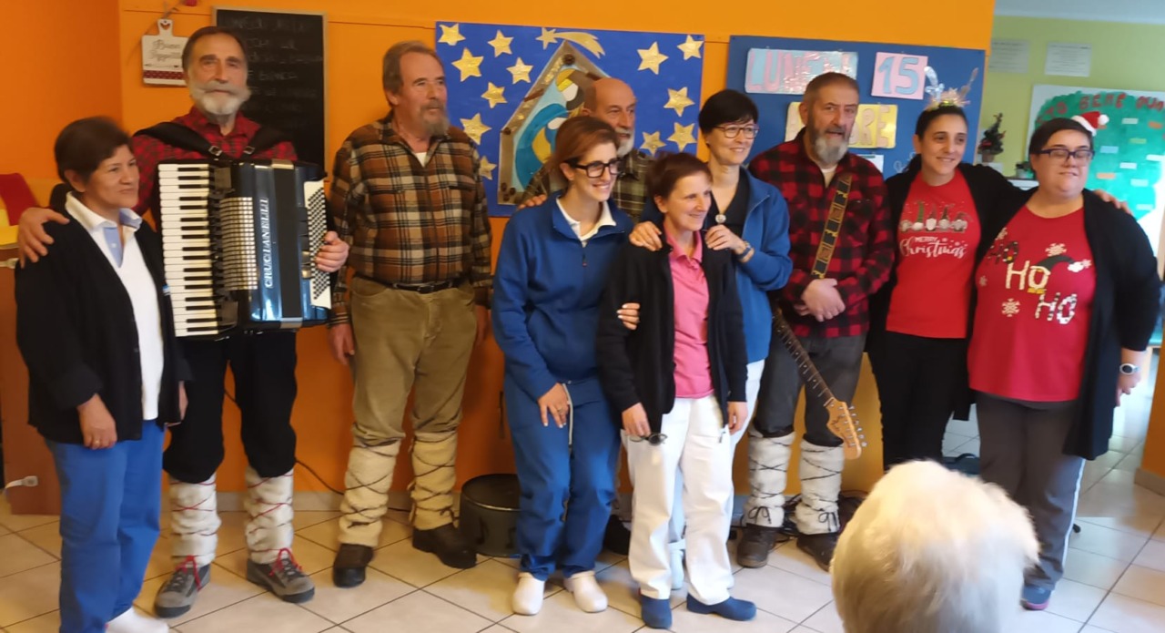 Gli Zampognari della Brianza portano la magia del Natale alle Querce di Mamre