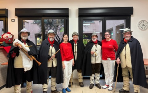 Gli Zampognari della Brianza portano la magia del Natale alla RSA “Villa Serena”