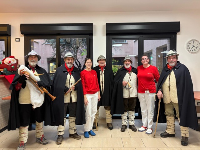 Gli Zampognari della Brianza portano la magia del Natale alla RSA “Villa Serena”