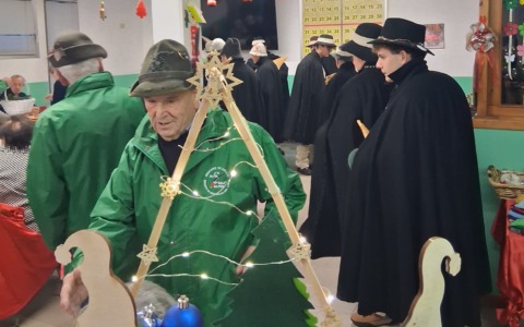 Mandello, al Centro Diurno la tradizionale festa di Natale con Alpini e Firlinfeu