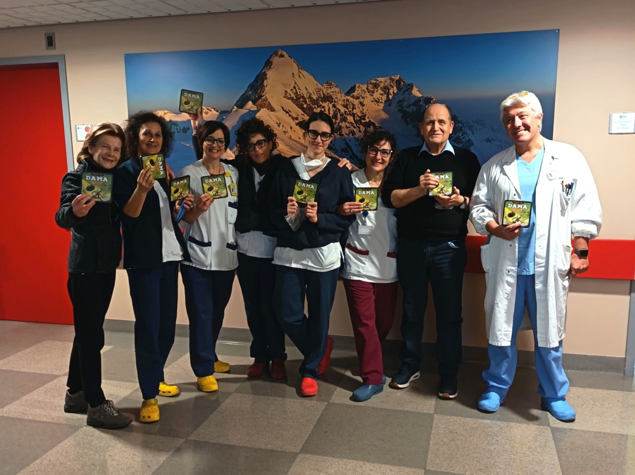 Una scacchiera in dono ai pazienti ricoverati nel reparto di Oncologia del Manzoni