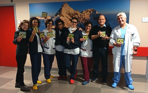 Una scacchiera in dono ai pazienti ricoverati nel reparto di Oncologia del Manzoni