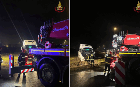 Camion esce di strada e finisce in un campo: intervento dei pompieri nella notte in Valsassina