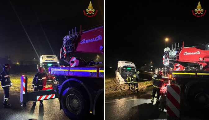 Camion esce di strada e finisce in un campo: intervento dei pompieri nella notte in Valsassina