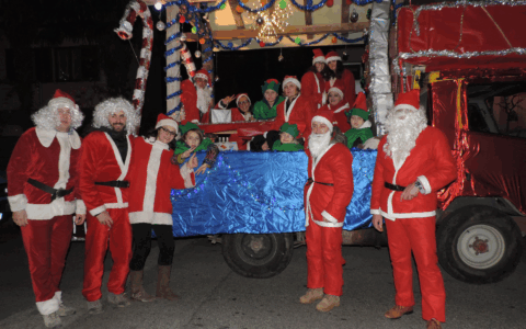 La pioggia non ferma la tradizione: stasera la sfilata dei carri di Natale a Mandello