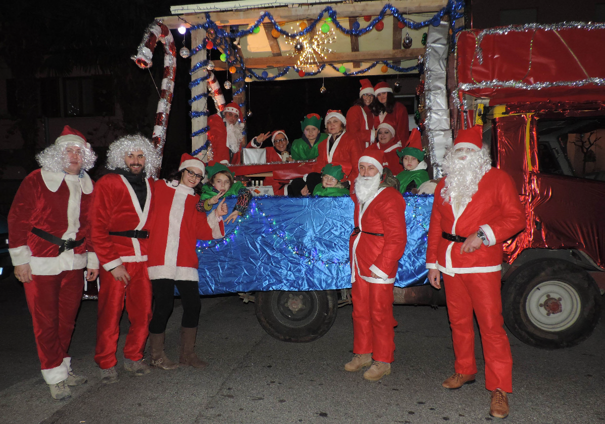 Mandello del Lario si prepara alla magica Sfilata dei Carri del Natale 2025