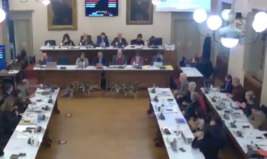 Hub dei Bus, scontro in Consiglio: delibera approvata tra polemiche e accuse