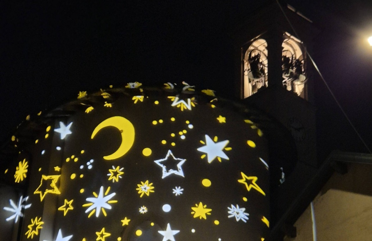 Lecco, la magia del Natale si accende anche nei rioni con “Manto di stelle”