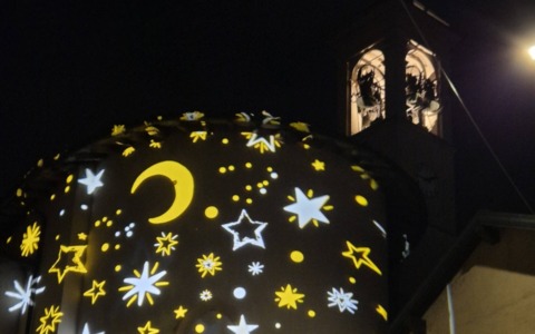 Lecco, la magia del Natale si accende anche nei rioni con “Manto di stelle”