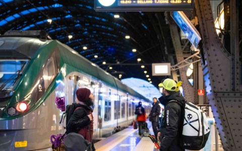 Sciare e vivere l’inverno ai Piani di Bobbio: Trenord lancia i “Treni della neve” e i mercatini di Natale