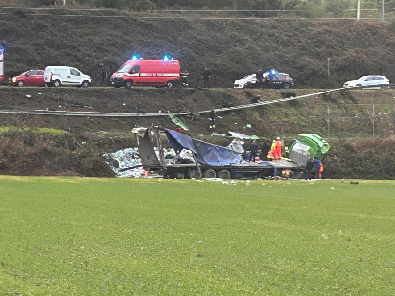 Camion sfonda il guard rail e precipita sulla Lecco Bergamo: autista in codice rosso