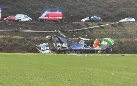 Camion sfonda il guard rail e precipita sulla Lecco Bergamo: autista in codice rosso