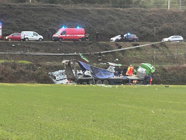 Camion sfonda il guard rail e precipita sulla Lecco Bergamo: autista in codice rosso