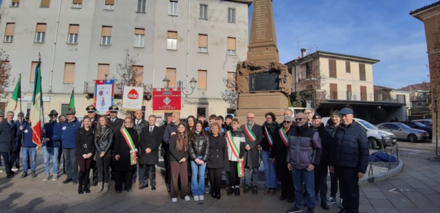 Inaugurato il Monumento ai Caduti restaurato: «Un gesto di rispetto, civiltà e memoria collettiva»