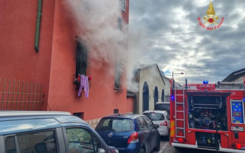 In fiamme un appartamento a Pescarenico, evacuata una persona