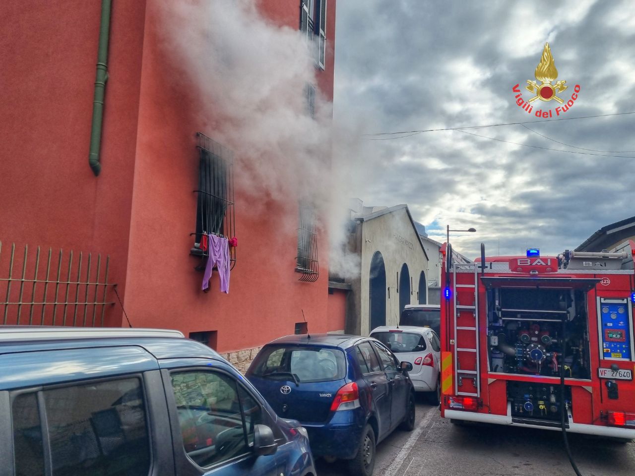 In fiamme un appartamento a Pescarenico, evacuata una persona