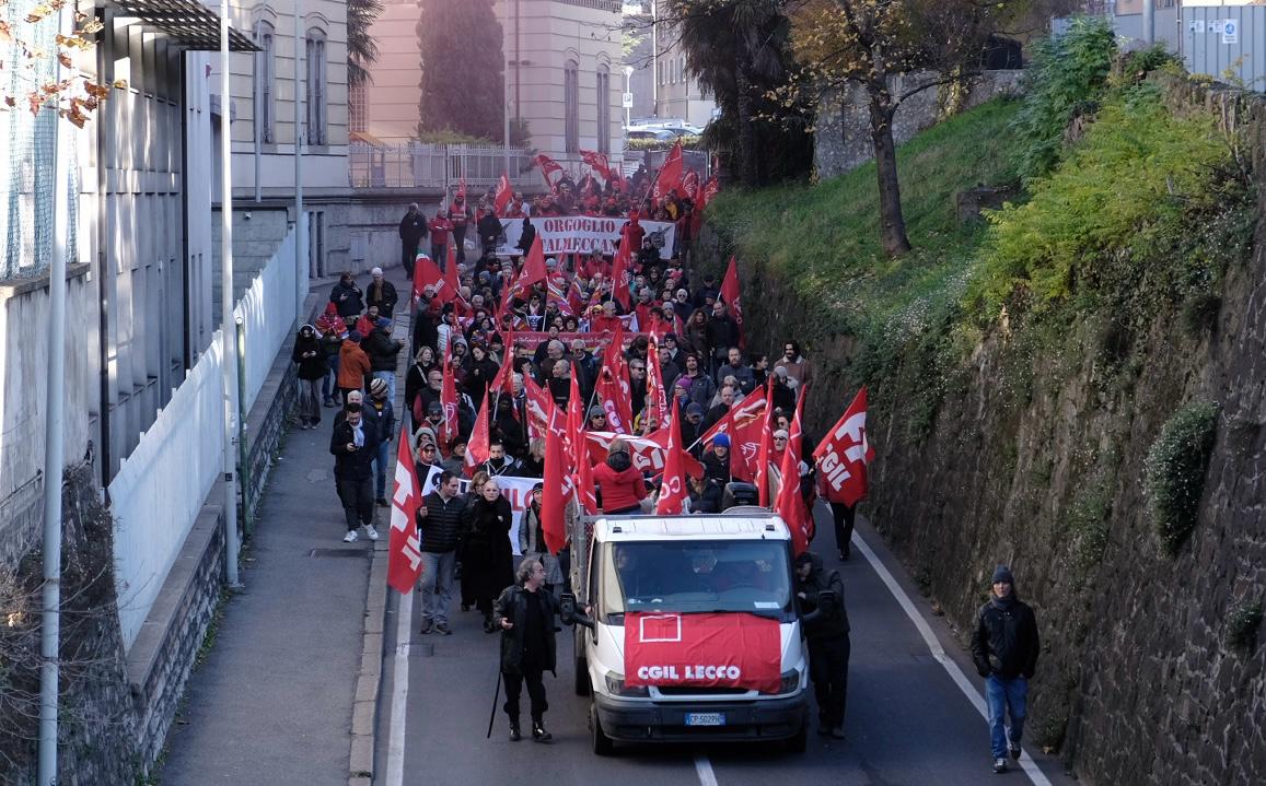 “Questa legge di bilancio non risponde ai bisogni del Paese”: in 500 allo sciopero promosso dalla Cgil a Lecco