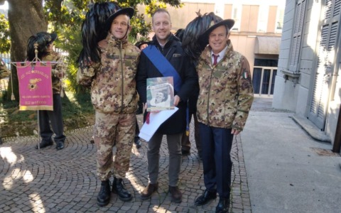 Lecco, la Fanfara dei Bersaglieri augura buon Natale