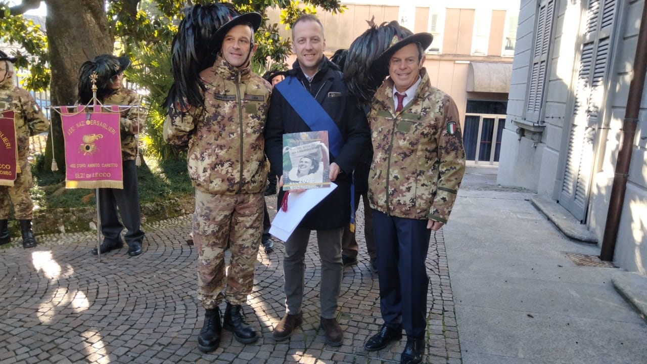 Lecco, la Fanfara dei Bersaglieri augura buon Natale