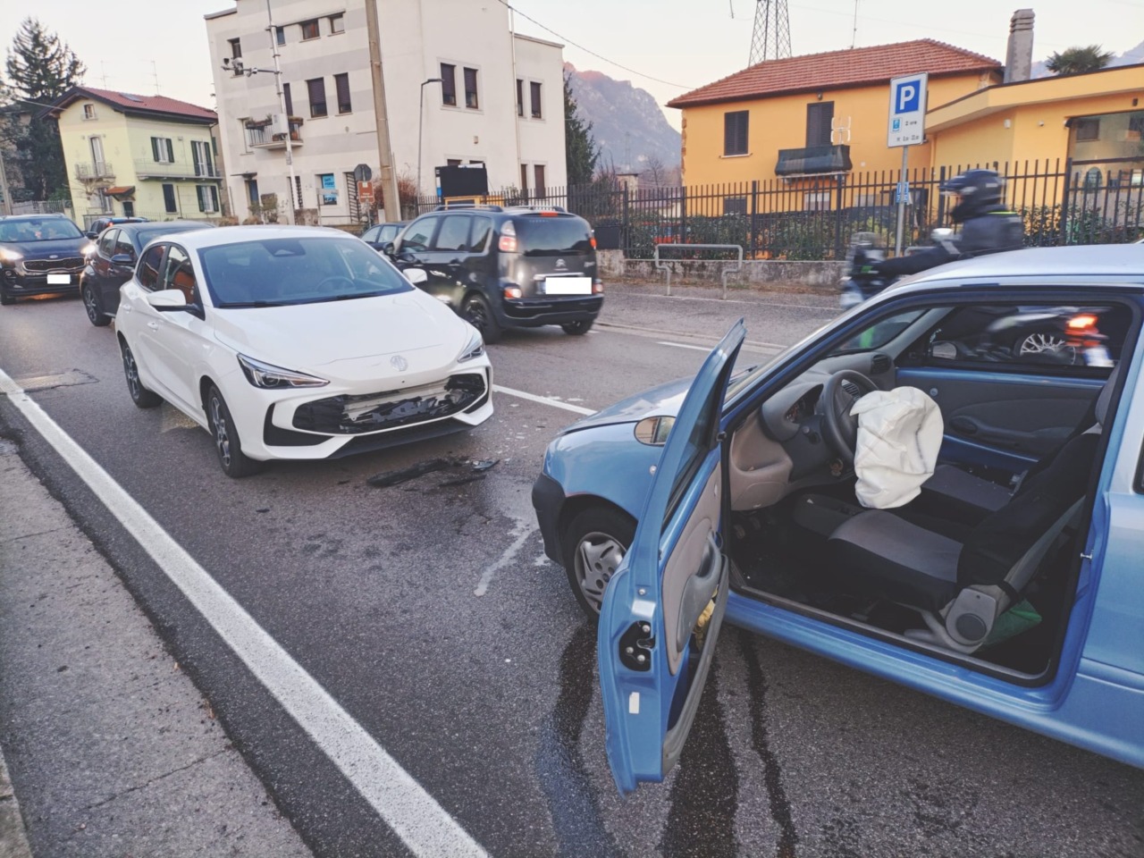 Frontale all’imbocco del ponte di Olginate