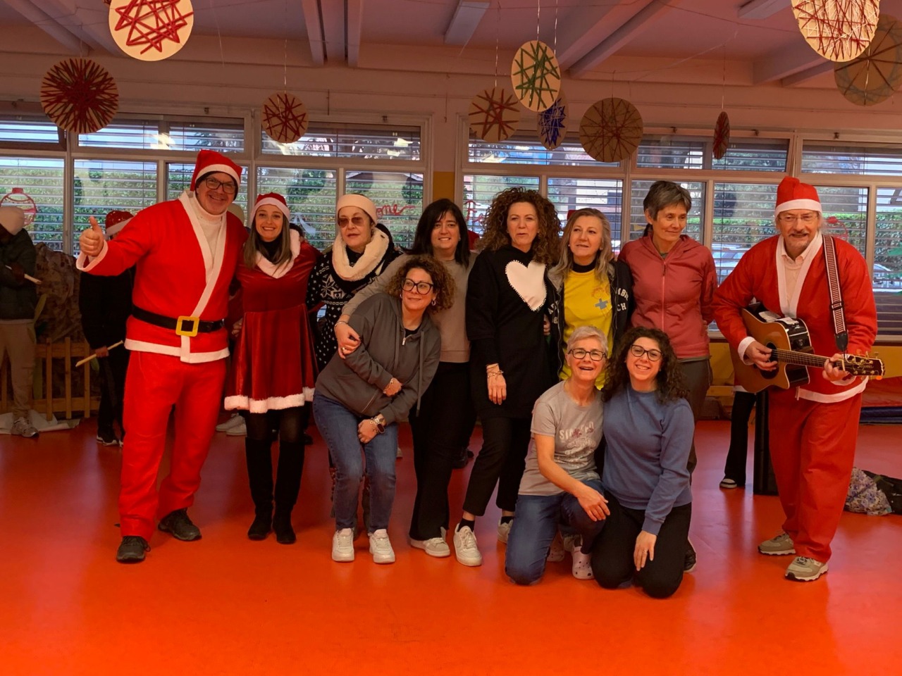 Calolziocorte in festa: le note natalizie degli studenti conquistano il paese