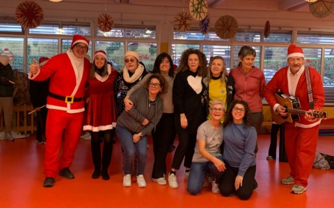 Calolziocorte in festa: le note natalizie degli studenti conquistano il paese