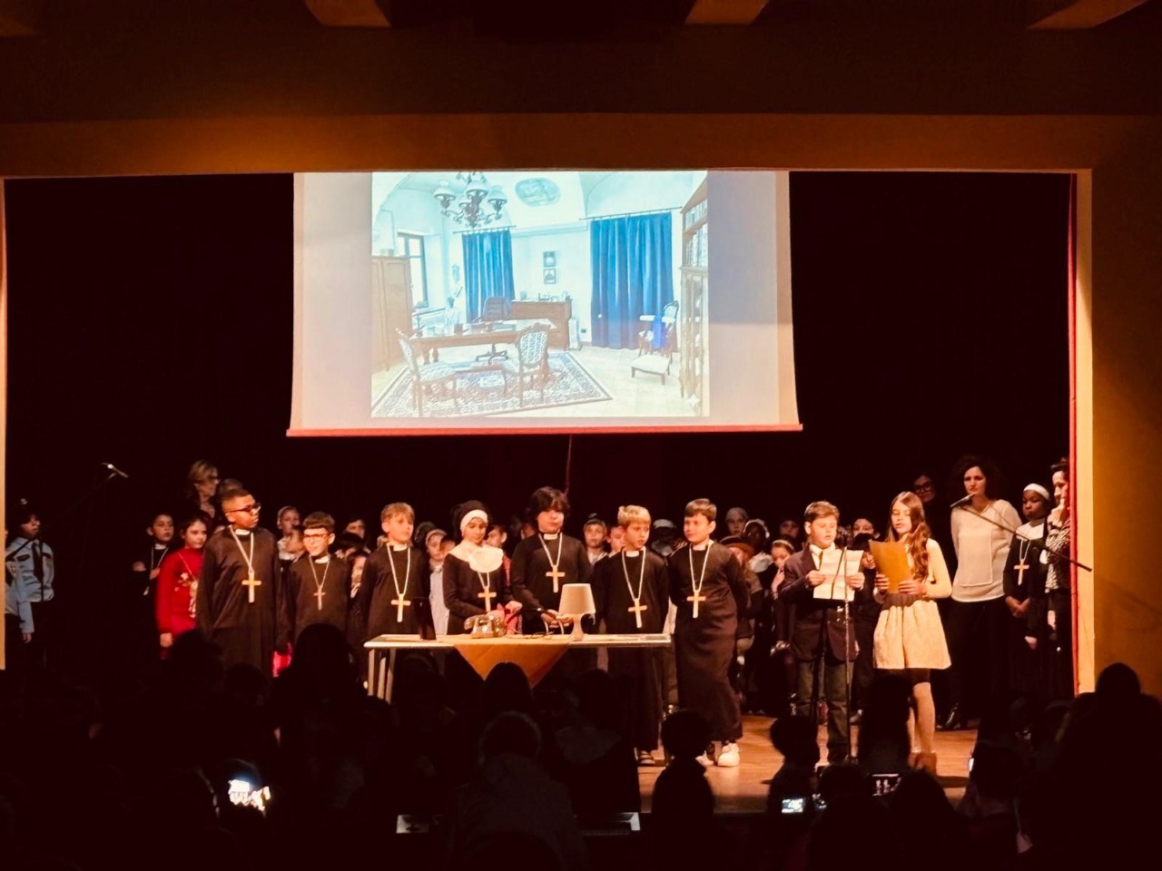 Grande emozione per la festa di Natale della scuola primaria G. Oberdan di Belledo