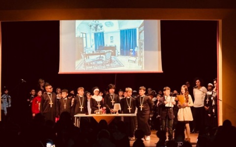 Grande emozione per la festa di Natale della scuola primaria G. Oberdan di Belledo