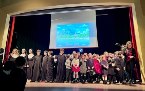 Grande emozione per la festa di Natale della scuola primaria G.Oberdan di Belledo