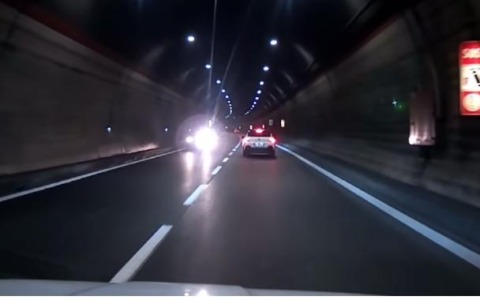 Tragedia sfiorata nel tunnel del Barro: auto contromano in direzione Milano