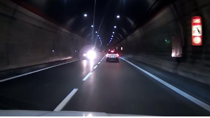 Tragedia sfiorata nel tunnel del Barro: auto contromano in direzione Milano