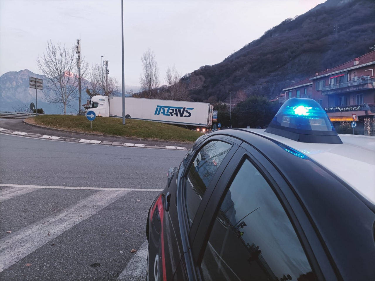 Camion bloccato alla rotonda di Chiuso paralizza il traffico: mattinata di caos sulla Lecco–Bergamo