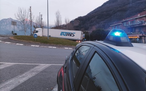 Camion bloccato alla rotonda di Chiuso paralizza il traffico: mattinata di caos sulla Lecco–Bergamo