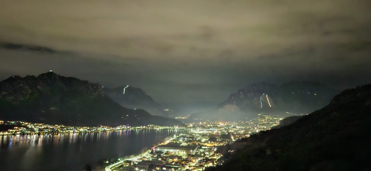 Fiaccole e magia nell’Antivigilia lecchese