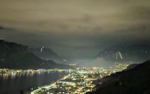 Fiaccole e magia nell’Antivigilia lecchese