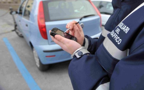 Ausiliario del traffico: 1.500 multe in 11 mesi per sosta non pagata