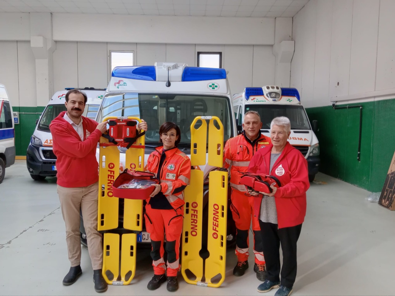 Due barelle Scoop alla Croce Verde di Bosisio grazie alla generosità di Avis Costamasnaga