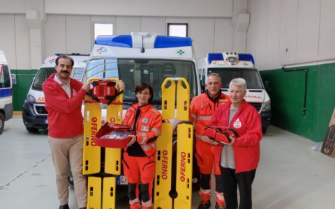 Due barelle Scoop alla Croce Verde di Bosisio grazie alla generosità di Avis Costamasnaga